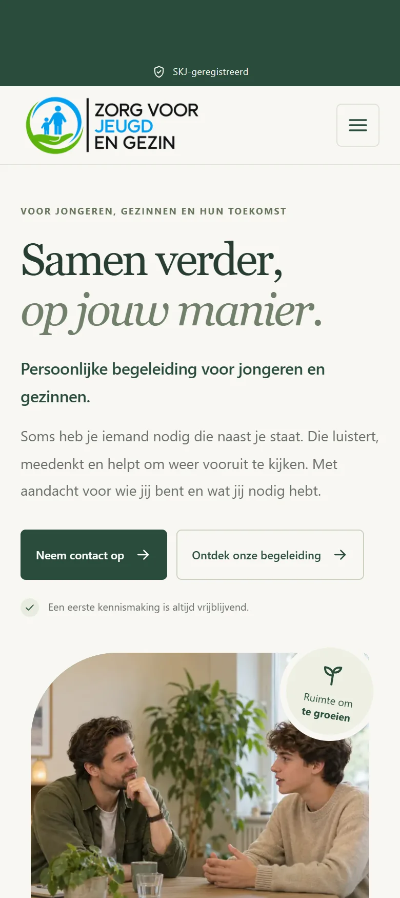 Mobile homepage of Zorg voor Jeugd en Gezin with the headline and contact buttons